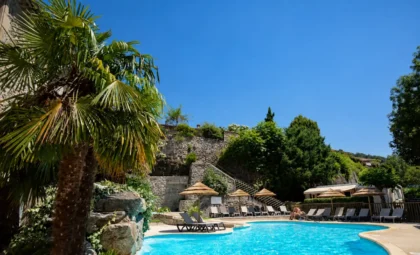 Piscine turquoise au decor harmonise