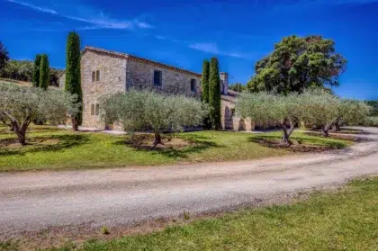 Mas Daudet - musée et parc 3 AdobeStock 276526141
