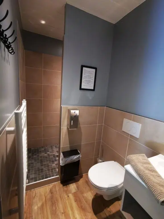 salle de baine privative emplacement camping ardeche 02